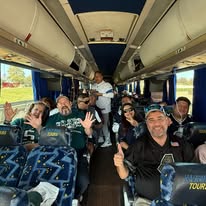 Grupo de aficionados viajando en autobús con RV Tours