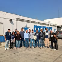 Grupo de Viajes Raul Vargas posando con playeras de los Cowboys
